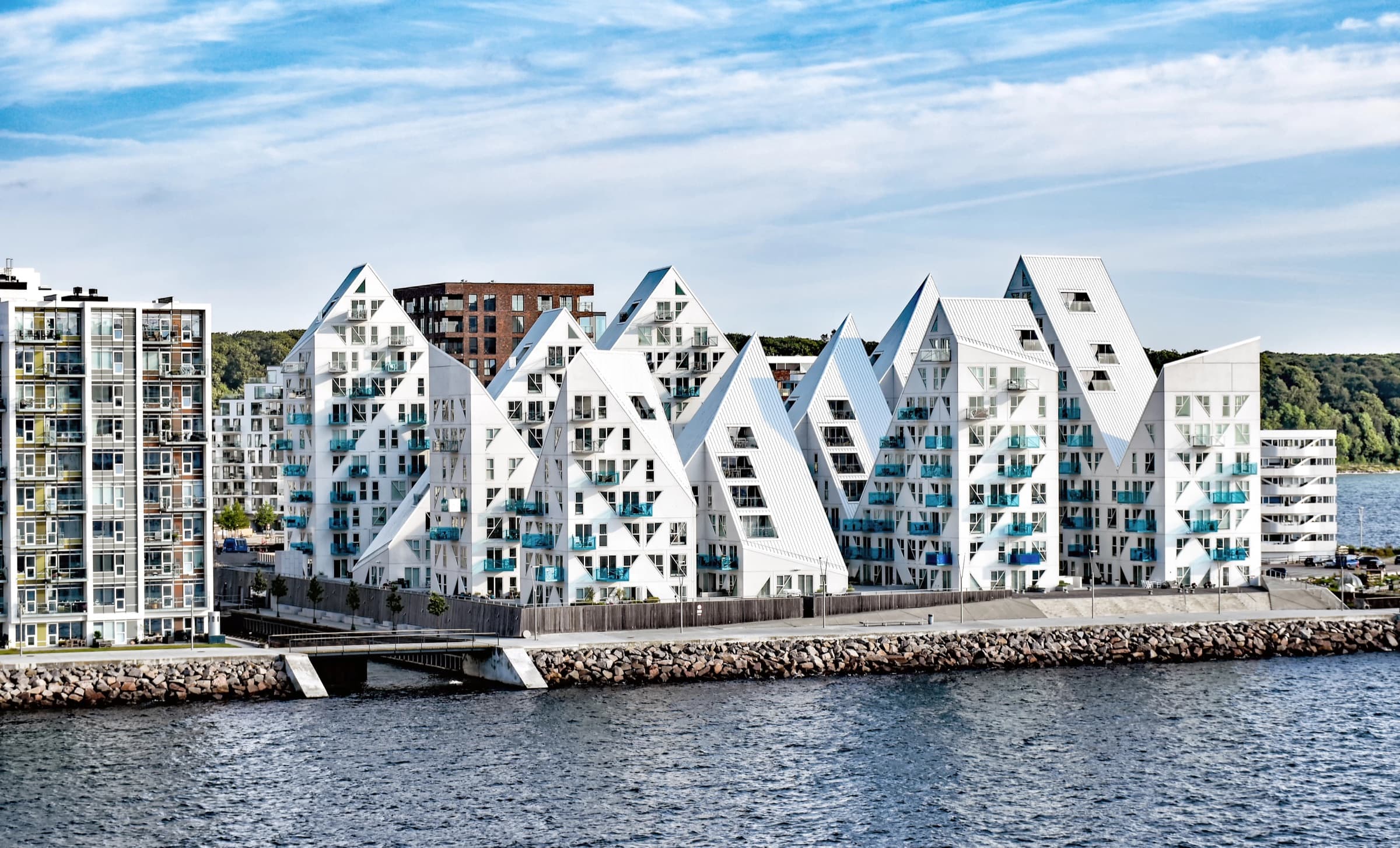 Nordische Wohnarchitektur am Wasser als Sinnbild für klare Strukturen