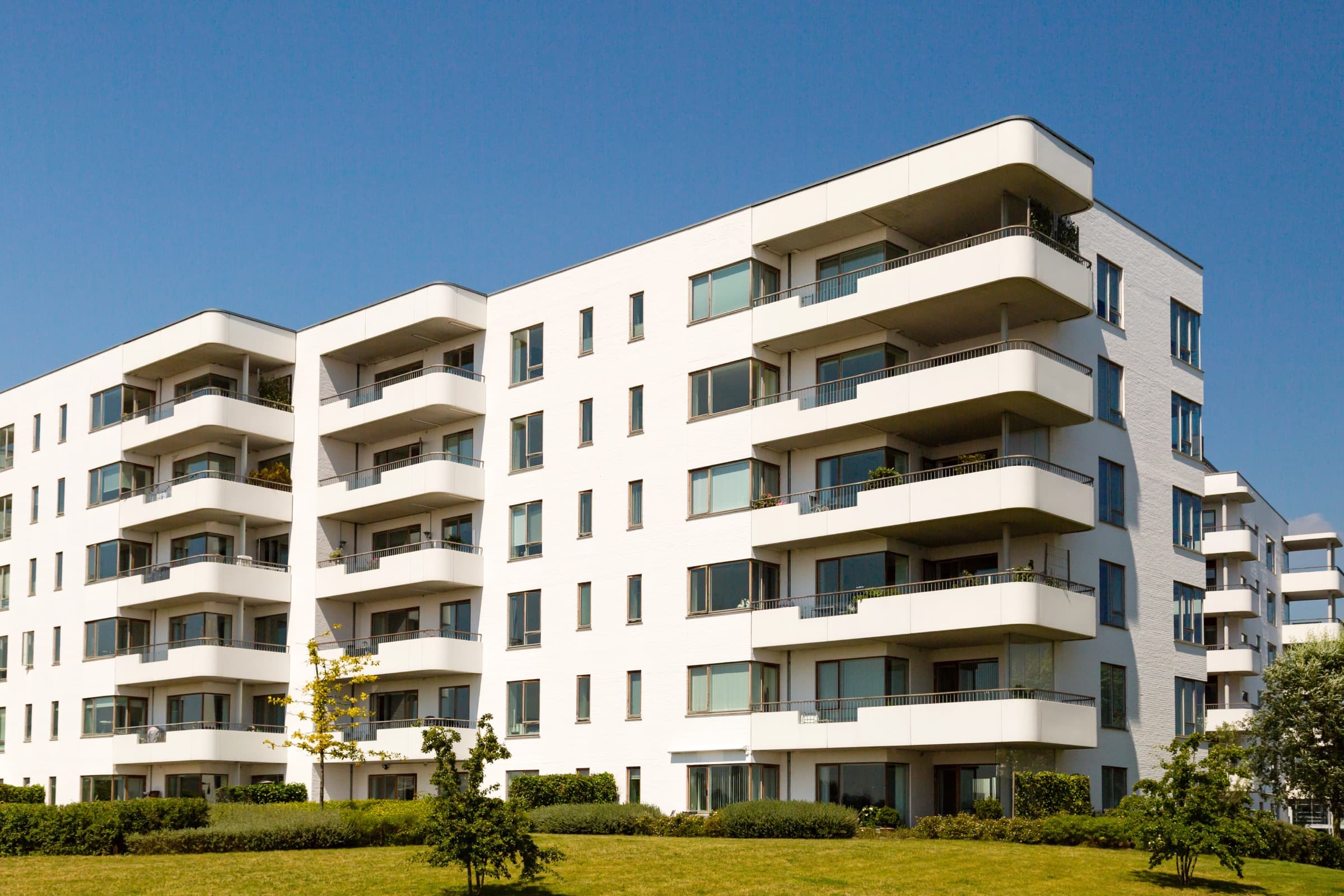 Ruhige Wohnarchitektur als Kontext für operative Klarheit in der Wohnungswirtschaft